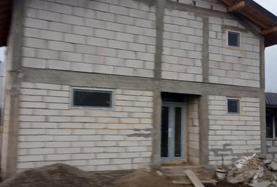 Casă cu 4 camere cu Teren 538 Mp în Priseaca - 1