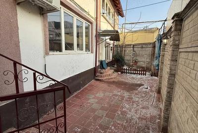 Casă cu 6 camere cu Teren 220 Mp în Central - 10