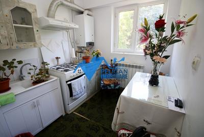 Zona Pelican, 3 camere, decomandat, etajul 2 - 5