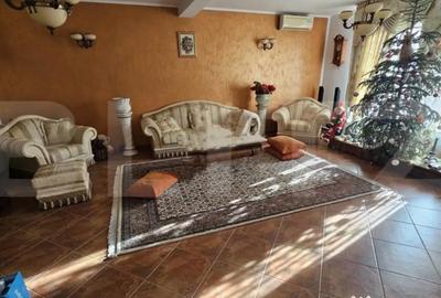 Casă cu 8 camere cu Teren 1000 Mp în Bariera Vâlcii - 1