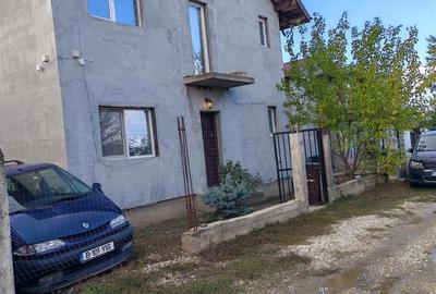 Casă cu 5 camere cu Teren 300 Mp în Central - 1