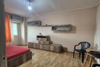 Garsonieră decomandată, mobilată în Vitan