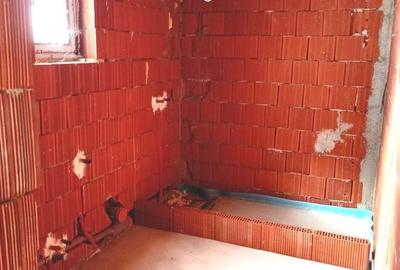 Casă cu 4 camere cu Teren 300 Mp în Central