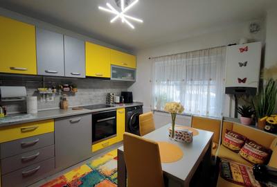 Apartament cu 3 camere decomandat, mobilat în CET - 8