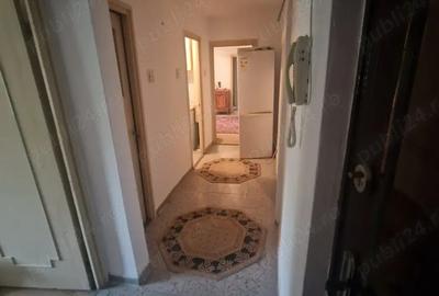 Apartament cu 3 camere semidecomandat în Roșiori de Vede - 1