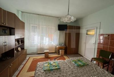 Casă cu 6 camere cu Teren 1200 Mp în Șoimuș - 1