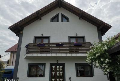 Casă cu 4 camere cu Teren 200 Mp în Piața Centrală