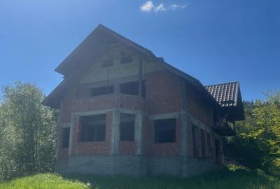 Casa la ro?u cu teren in Bucsoaia!