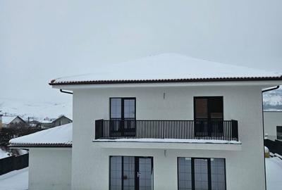 Casă cu 4 camere cu Teren 500 Mp în Merghindeal - 3