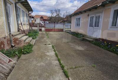 Casă cu 3 camere cu Teren 2796 Mp în Central - 2