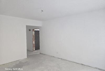 Apartament cu 3 camere decomandat în Fundeni