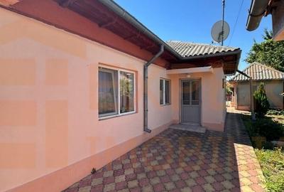 Casă individuală cu 4 camere cu Canalizare în Km 5 - 19
