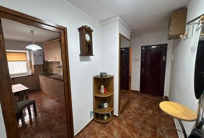 Apartament cu 3 camere decomandat, mobilat în Tractorul - 20