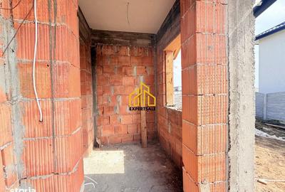 Casă cu 4 camere cu Teren 400 Mp în Domnești - 1