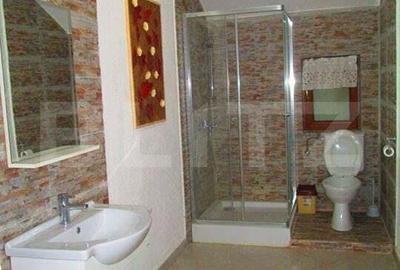 Casă cu 8 camere cu Teren 1500 Mp în Central