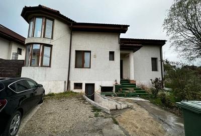 Casă individuală cu 4 camere în Central