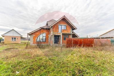 Casă cu 4 camere cu Teren 4421 Mp în Central
