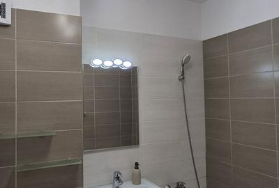 Apartament cu 3 camere semidecomandat în Apărătorii Patriei