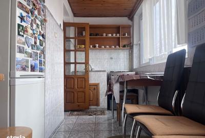 Apartament cu 3 camere semidecomandat în Micro 8 - 8