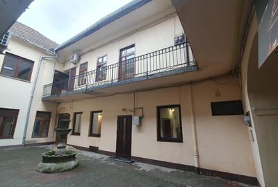 Birou, 33 mp în P-ța Unirii
