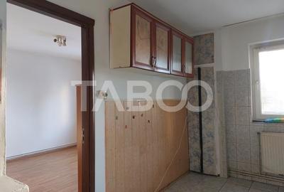 Apartament 2 camere decomandate 35 mp parter zona Stejarului Cisnadie - 6