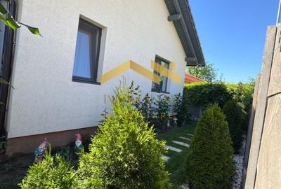 Casă individuală cu 4 camere cu Canalizare în Sânmihaiu Român