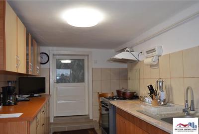 Casă cu 9 camere cu Teren 650 Mp în Central