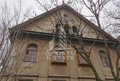 Casă cu 7 camere cu Teren 751 Mp în Central