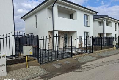 Casă cu 4 camere în Micești