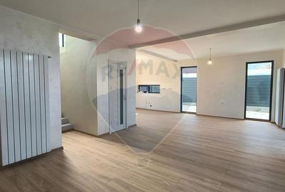 Casă cu 4 camere cu Teren 321 Mp în Port - 3