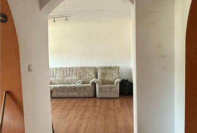 Apartament cu 3 camere decomandat în Bocșa