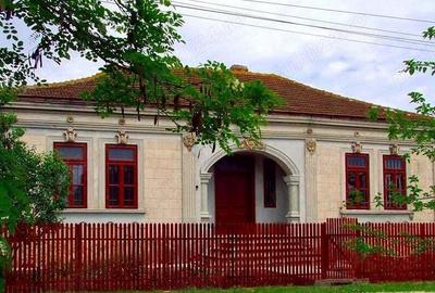 Casă cu 5 camere cu Teren 3610 Mp în Central