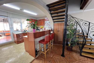 Casa P comercial/1E+M apartament, 3 camere, 333 mp, zona C - 11