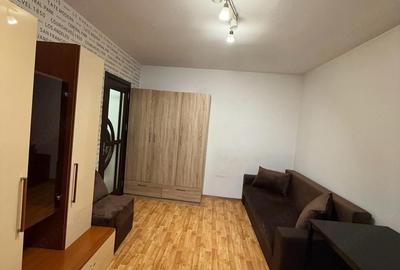 Garsonieră decomandată în Vest