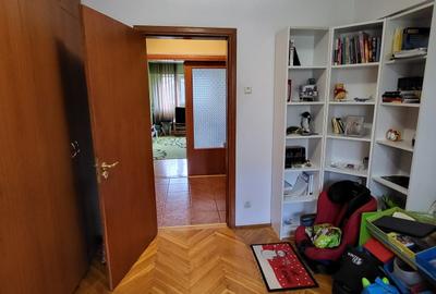 STRADAL, et. 1/10, decomandat, vedere mixta, bloc 1985 REABILITAT, tramvaiul 41 - 16