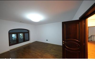 Casă cu 8 camere cu Teren 430 Mp în Eminescu