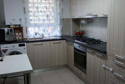 Apartament cu 2 camere decomandat în Tractorul - 7