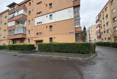 Apartament cu 3 camere decomandat în Tractorul - 16