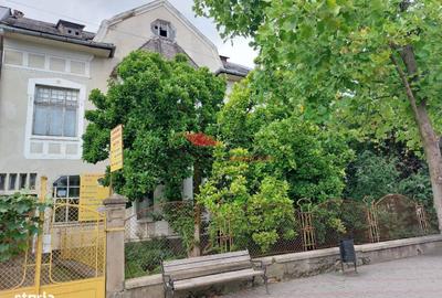 Casă cu 8 camere cu Teren 400 Mp în Central - 1