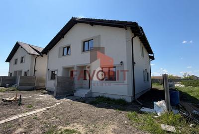 Duplex cu 4 camere cu Canalizare în Moșnița Veche - 1