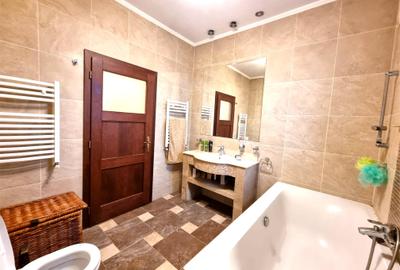 Chitila langa Lacul cu Nuferi si Padure Chitila langa Lacul cu Nuferi si Padure - 14