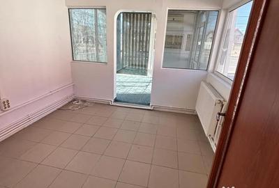Apartament cu 3 camere semidecomandat în Central - 3