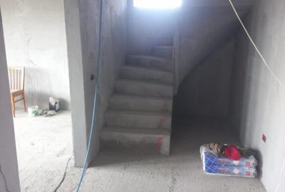 Casă cu 4 camere cu Canalizare în Central