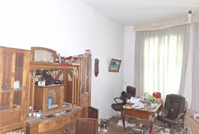 Casă cu 5 camere cu Canalizare în Central - 2