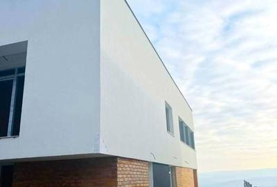 Casă cu 4 camere cu Teren 200 Mp în Iris