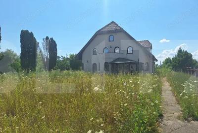 Casa individuala renovabila, de vanzare, cu 5 camere, 5000 mp teren, zona Plopi