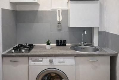 Garsonieră, mobilată în 22 Decembrie 1989