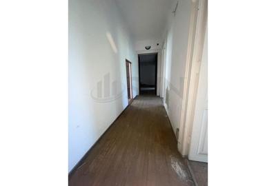 Casă individuală cu 30 camere cu Teren 687 Mp în P-ța Universității - 7