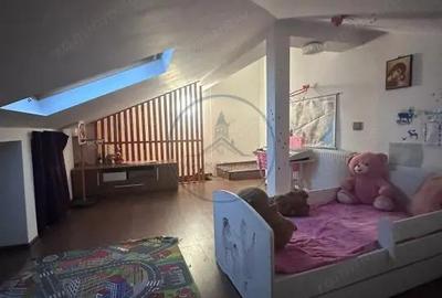 Apartament cu 3 camere decomandat, mobilat în Decebal