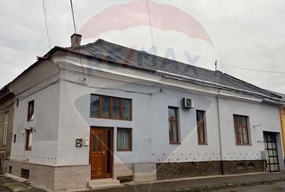 Apartament cu 4 camere semidecomandat, mobilat în Ultracentral